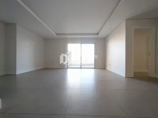Ambiente interno de uma sala ampla e iluminada.