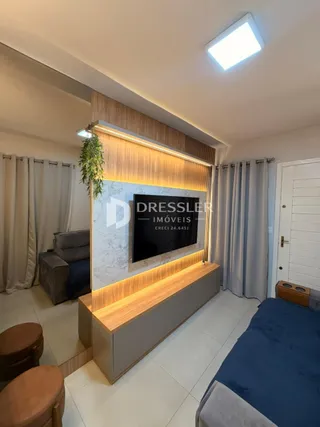 Sala de estar moderna com painel de madeira e televisão na parede.