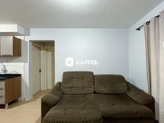 Foto de uma sala de estar com sofá grande e armários de madeira.