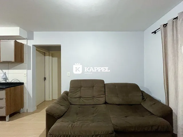 Foto de uma sala de estar com sofá grande e armários de madeira.