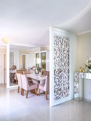 Vista de uma sala de jantar com mesa e cadeiras em um imóvel em Lajeado.