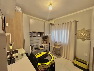 Imagem de uma sala de estar clara com paredes brancas e decoração de parede.