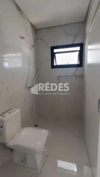 Foto de um banheiro interno com azulejos brancos.