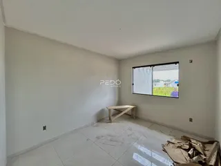 Ambiente interno de uma sala com piso de cerâmica e parede branca.