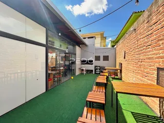 Foto da fachada de uma residência em Lajeado, Brasil, com área externa de lazer.