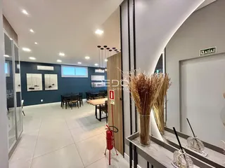 Uma sala de jantar ampla com piso claro e decoração moderna.