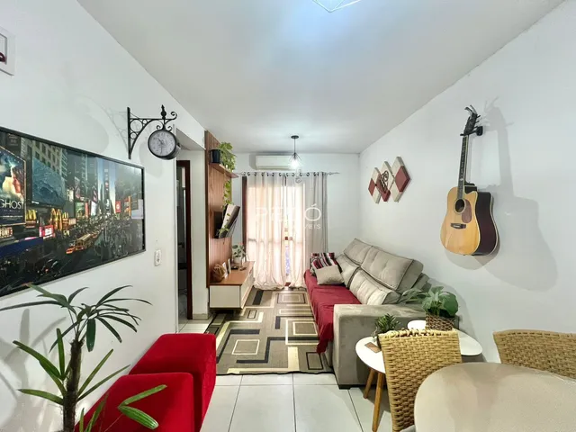 Sala de estar com sofá e decoração moderna em um apartamento.