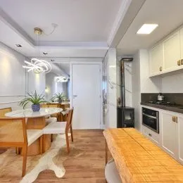 Sala de estar moderna com paredes brancas e iluminação clara.