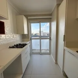 Corredor interno com janela de vista para a cidade.