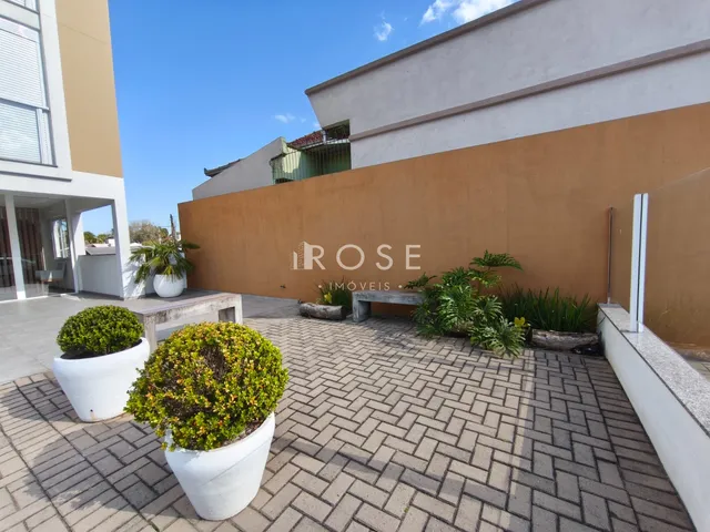 Fachada de uma residência em Lajeado, Brasil, com área externa pavimentada.