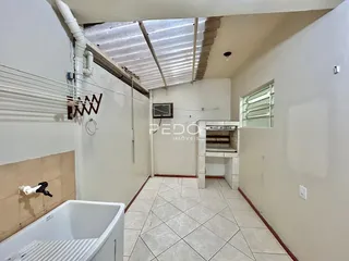 Foto de um banheiro com piso de cerâmica e teto inclinado.