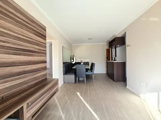 Sala de estar com painel de madeira na parede.
