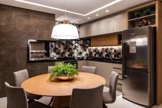 Foto de uma sala de jantar integrada a uma cozinha em um imóvel.