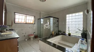 Foto de um banheiro com banheira e piso de cerâmica.