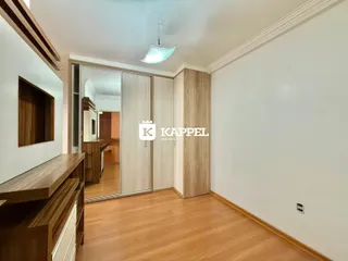 Ambiente interno com piso de madeira e painel de madeira.