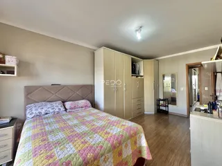 Quarto com cama e armários em um apartamento.