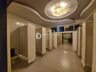 Corredor com paredes brancas e armários embutidos.