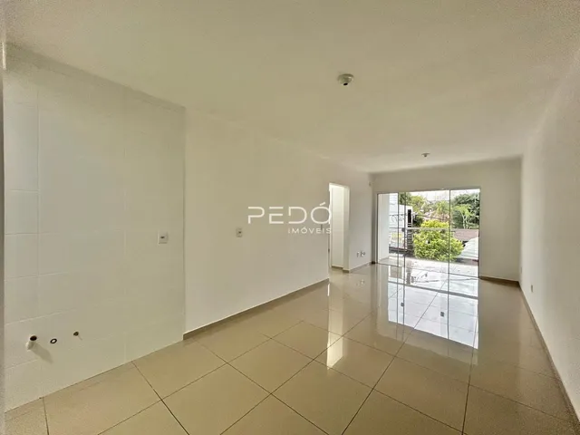 Hall de entrada de um imóvel em Lajeado com piso de porcelanato claro.