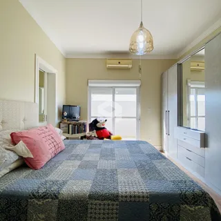 Quarto com cama e armário em um imóvel no Brasil.