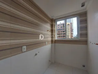Corredor interno com revestimento listrado e janela de vista para o exterior.
