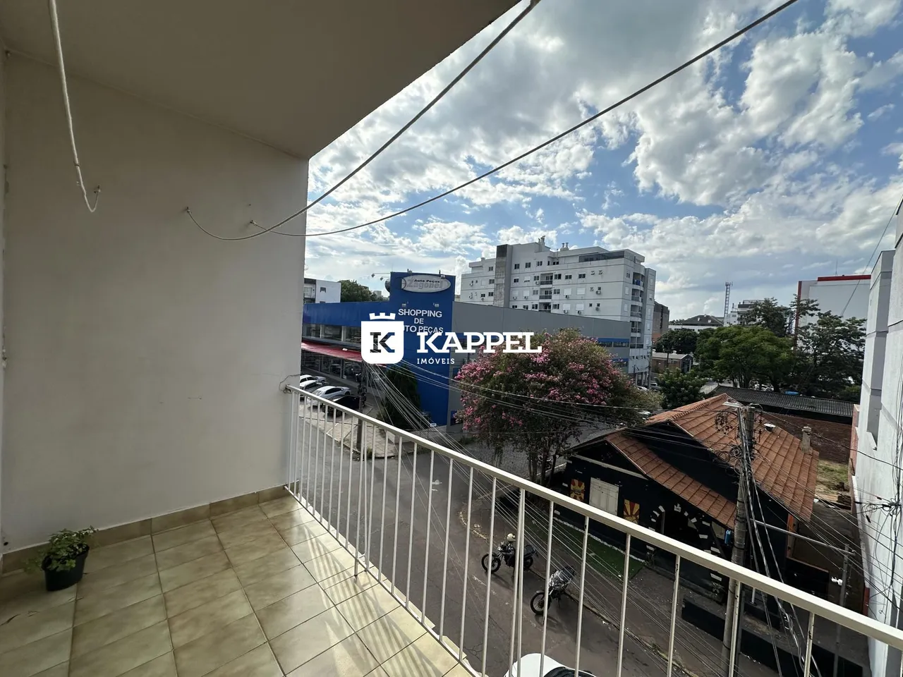 Vista da varanda mostrando edifícios e ruas em Lajeado.