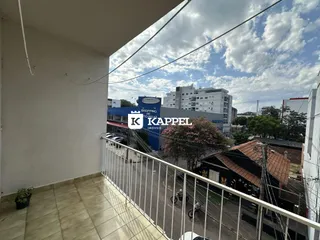 Vista da varanda mostrando edifícios e ruas em Lajeado.
