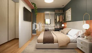 Quarto com cama e armários em madeira clara.