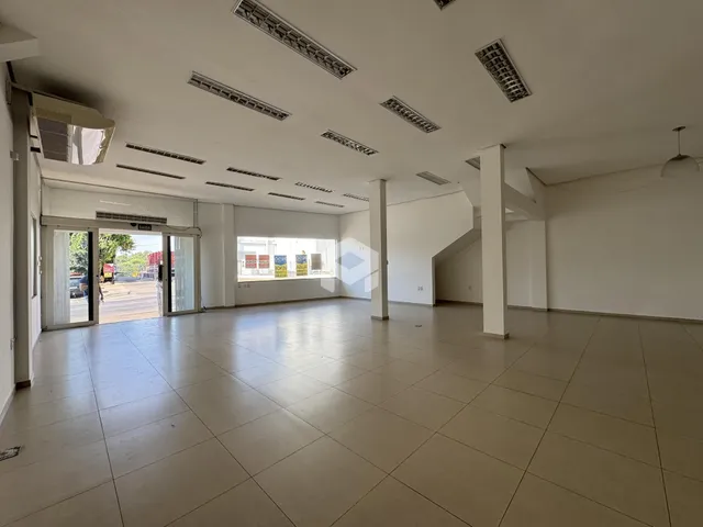Foto de um grande espaço interno com piso de cerâmica.