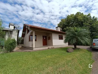 Fachada de uma residência em Lajeado, Brasil, com jardim gramado.
