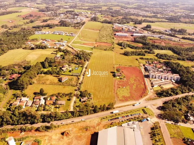 Vista aérea de uma propriedade rural com campos e construções.