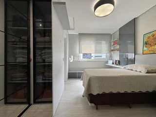 Quarto com cama e armário em um apartamento no Brasil.