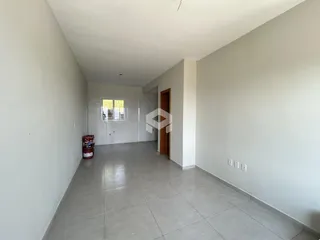 Corredor interno com paredes brancas e piso de cerâmica.