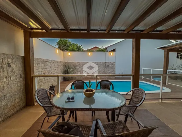 Vista de uma área externa com piscina e deck.