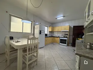 Foto da cozinha e sala de jantar de uma residência em Lajeado.
