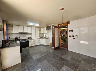 Imagem de uma sala de estar com cozinha em um imóvel no Brasil.
