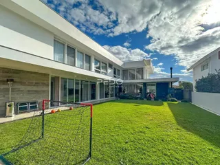Fachada de uma casa moderna com jardim verde em Lajeado.