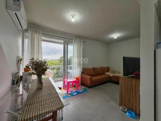 Sala de estar com vista para a área externa através das portas de vidro.