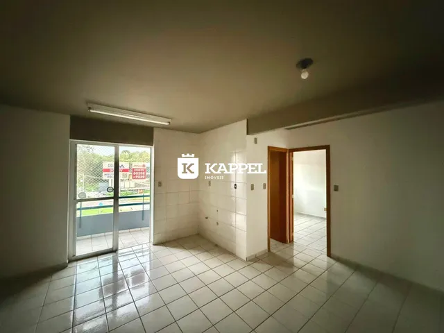 Ambiente interno com piso de cerâmica e porta de vidro que dá acesso ao exterior.