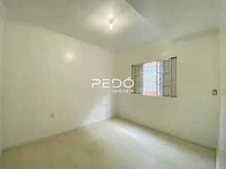 Imagem de um ambiente interno claro e longo em uma residência.