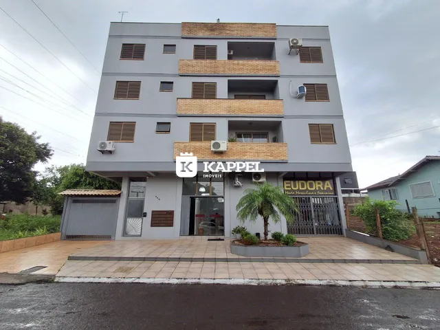 Fachada de um prédio residencial em Lajeado, Brasil com vários andares e varandas.