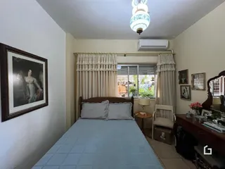 Quarto com cama e janela em um imóvel no Brasil.