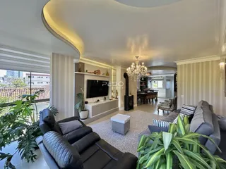 Sala de estar ampla com pé direito alto e decoração moderna.