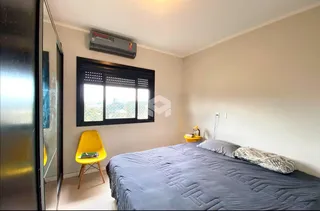 Quarto com cama e janela em um imóvel no Brasil.