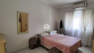 Foto de um quarto com cama e janela em uma residência.