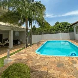 Foto de uma piscina externa com deck de pedra em Lajeado.