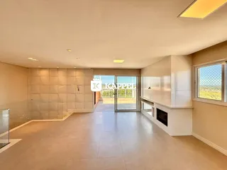 Ambiente amplo com piso de porcelanato e portas de vidro que oferecem vista para o exterior.
