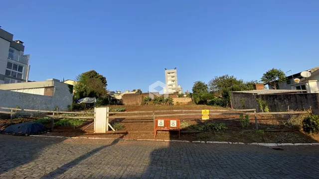 Vista externa da propriedade em Lajeado, Brasil, mostrando o muro e a cerca.