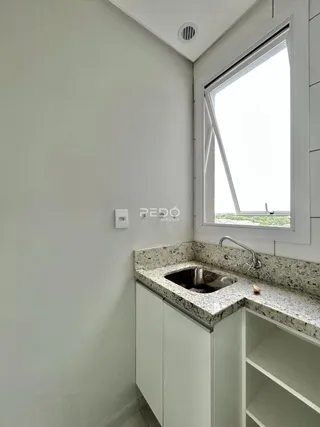 Foto de um banheiro com bancada de granito e janela.