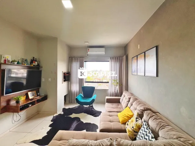 Sala de estar com sofá e televisão em ambiente interno.