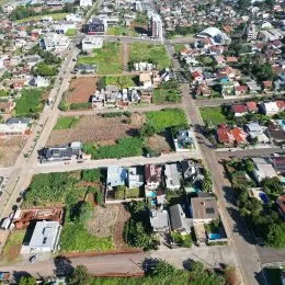 Vista aérea de uma área residencial em Lajeado, mostrando casas e ruas.